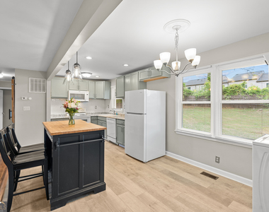 2161 Rochelle Way - Photo Thumbnail 4