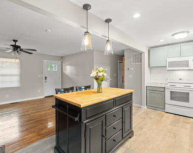2161 Rochelle Way - Photo Thumbnail 5