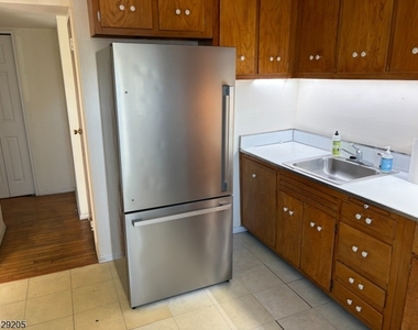 6 Columbia Dr - Photo Thumbnail 3