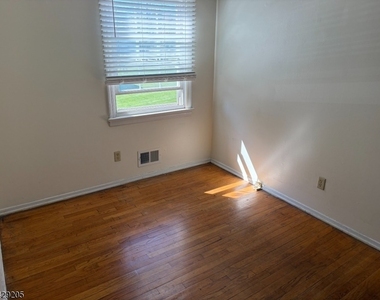 6 Columbia Dr - Photo Thumbnail 6