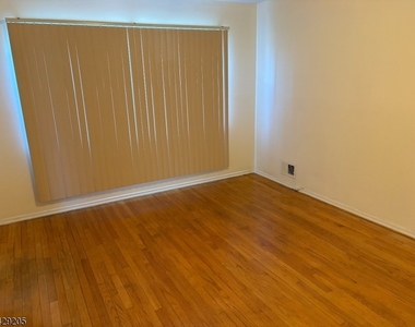 6 Columbia Dr - Photo Thumbnail 2