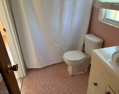 6 Columbia Dr - Photo Thumbnail 7