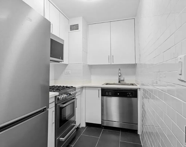 E 88th St - Photo Thumbnail 3