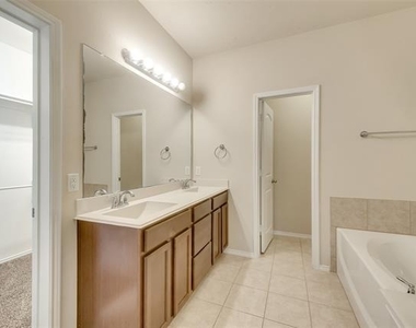 4721 Lazy Oaks Street - Photo Thumbnail 13