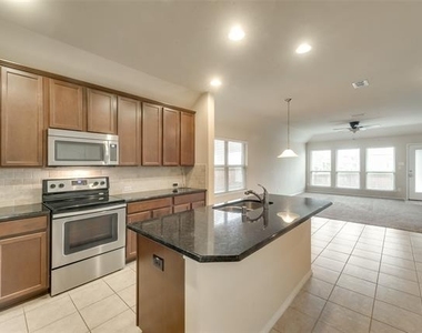 4721 Lazy Oaks Street - Photo Thumbnail 6