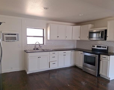 603 E 10th Street - Photo Thumbnail 1