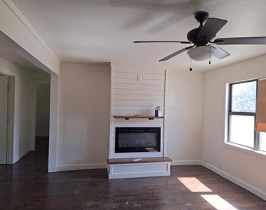 603 E 10th Street - Photo Thumbnail 2