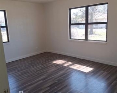 603 E 10th Street - Photo Thumbnail 3