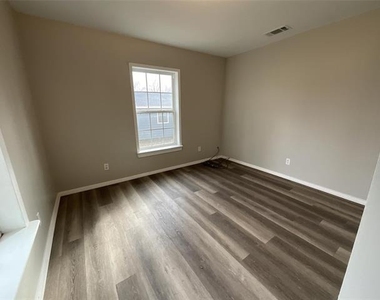 405 Beard Street - Photo Thumbnail 1