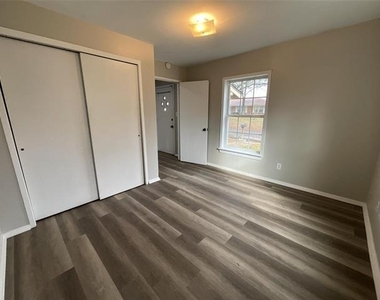 405 Beard Street - Photo Thumbnail 2