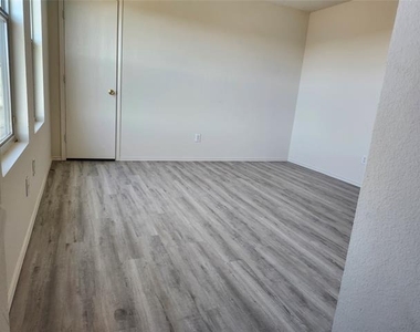 5100 Waterford Drive - Photo Thumbnail 15