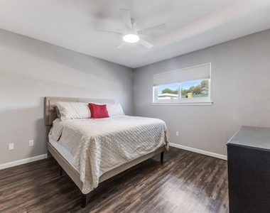 6037 Sandhurst Lane - Photo Thumbnail 6