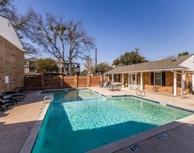 6037 Sandhurst Lane - Photo Thumbnail 9