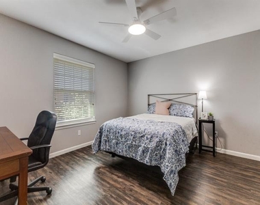 6037 Sandhurst Lane - Photo Thumbnail 4
