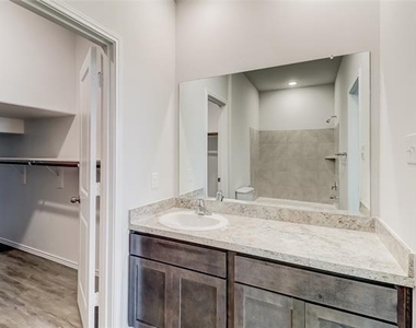 5104 Applegate Drive - Photo Thumbnail 8