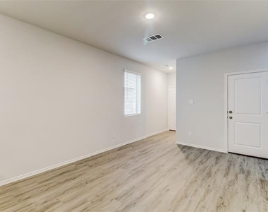 5104 Applegate Drive - Photo Thumbnail 4