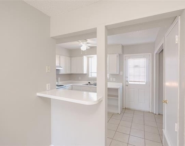 2813 Wimbledon Court - Photo Thumbnail 3