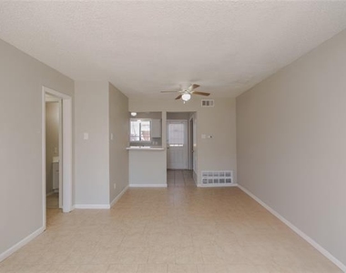 2813 Wimbledon Court - Photo Thumbnail 5