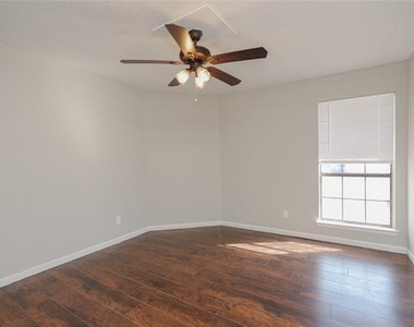 2813 Wimbledon Court - Photo Thumbnail 12