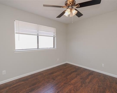 2813 Wimbledon Court - Photo Thumbnail 13