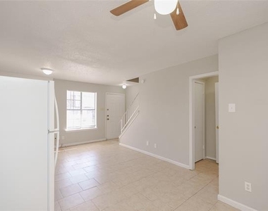 2813 Wimbledon Court - Photo Thumbnail 7