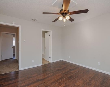 2813 Wimbledon Court - Photo Thumbnail 11