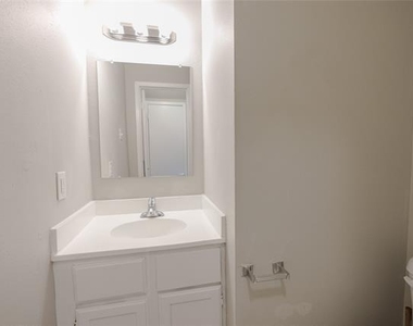 2813 Wimbledon Court - Photo Thumbnail 6