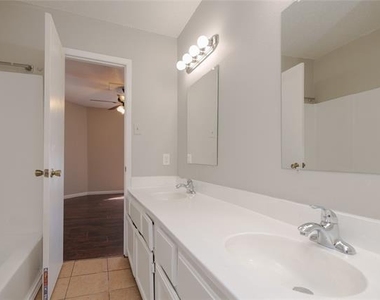 2813 Wimbledon Court - Photo Thumbnail 18