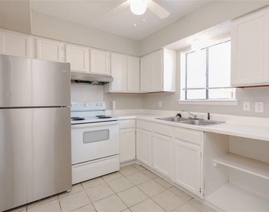 2813 Wimbledon Court - Photo Thumbnail 2
