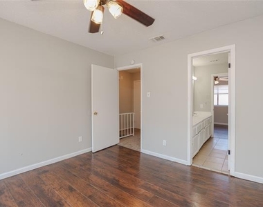 2813 Wimbledon Court - Photo Thumbnail 15