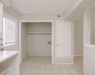 2813 Wimbledon Court - Photo Thumbnail 4