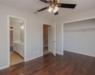 2813 Wimbledon Court - Photo Thumbnail 14