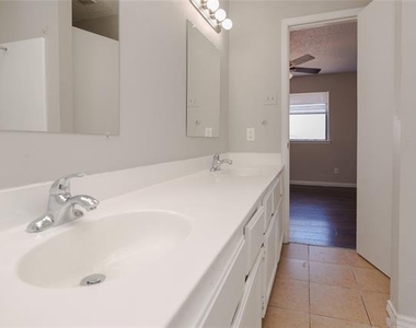 2813 Wimbledon Court - Photo Thumbnail 17
