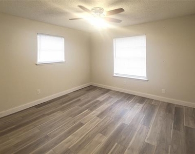 6605 Park Place Drive - Photo Thumbnail 3