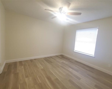 6605 Park Place Drive - Photo Thumbnail 2