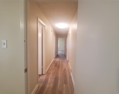 6605 Park Place Drive - Photo Thumbnail 4