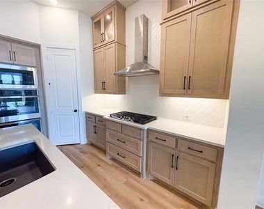 4211 Walnut Grove Lane - Photo Thumbnail 3