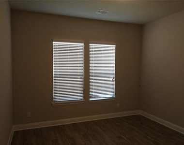 1513 Gallant Fox Drive - Photo Thumbnail 24