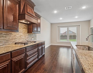 1702 Veneto Drive - Photo Thumbnail 5