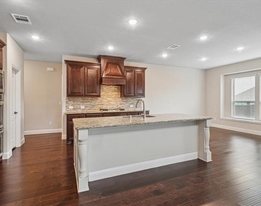 1702 Veneto Drive - Photo Thumbnail 4