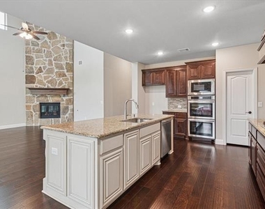 1702 Veneto Drive - Photo Thumbnail 6