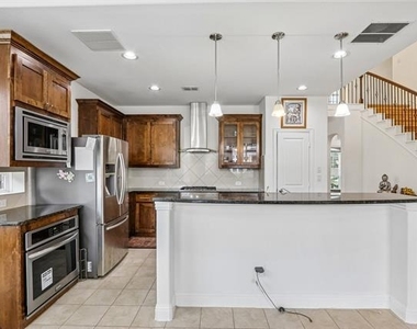 5625 Kerry Drive - Photo Thumbnail 3