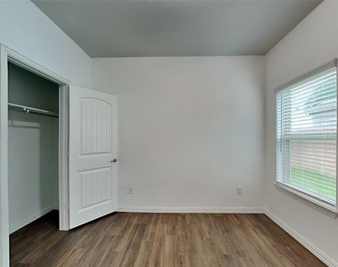 1548 Woodlake Drive - Photo Thumbnail 12