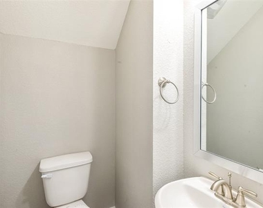 2133 Lovedale Avenue - Photo Thumbnail 9