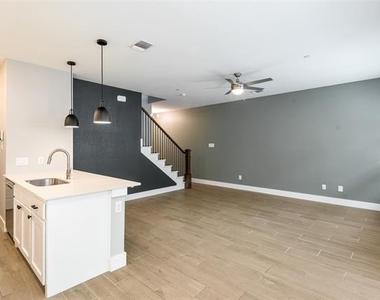 2133 Lovedale Avenue - Photo Thumbnail 2