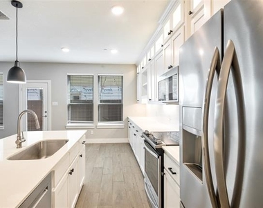 2133 Lovedale Avenue - Photo Thumbnail 4