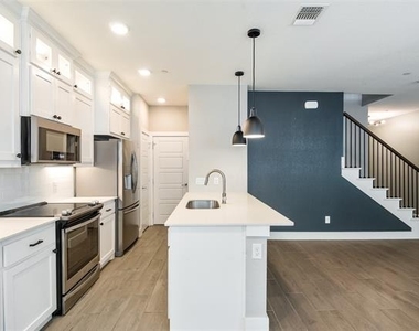 2133 Lovedale Avenue - Photo Thumbnail 3
