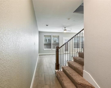 2133 Lovedale Avenue - Photo Thumbnail 8
