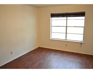 1107 N Locust Street - Photo Thumbnail 6