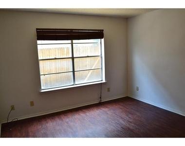 1107 N Locust Street - Photo Thumbnail 2